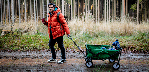 Un père de famille qui prend une marche avec son enfant