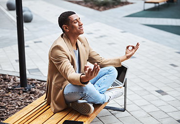 Un homme qui est zen position yoga